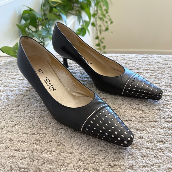 VTG ST. JOHN Pointed Toe Black Leather KITTEN HEEL LUXURY Cutout Italy WOMEN 8 - Picture 1 of 12